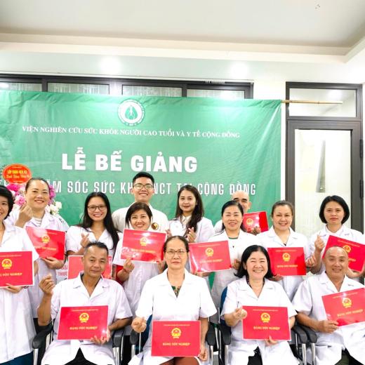 BẾ GIẢNG LỚP "CHĂM SÓC SỨC KHOẺ NGƯỜI CAO TUỔI TẠI CỘNG ĐỒNG" KHOÁ I-2024