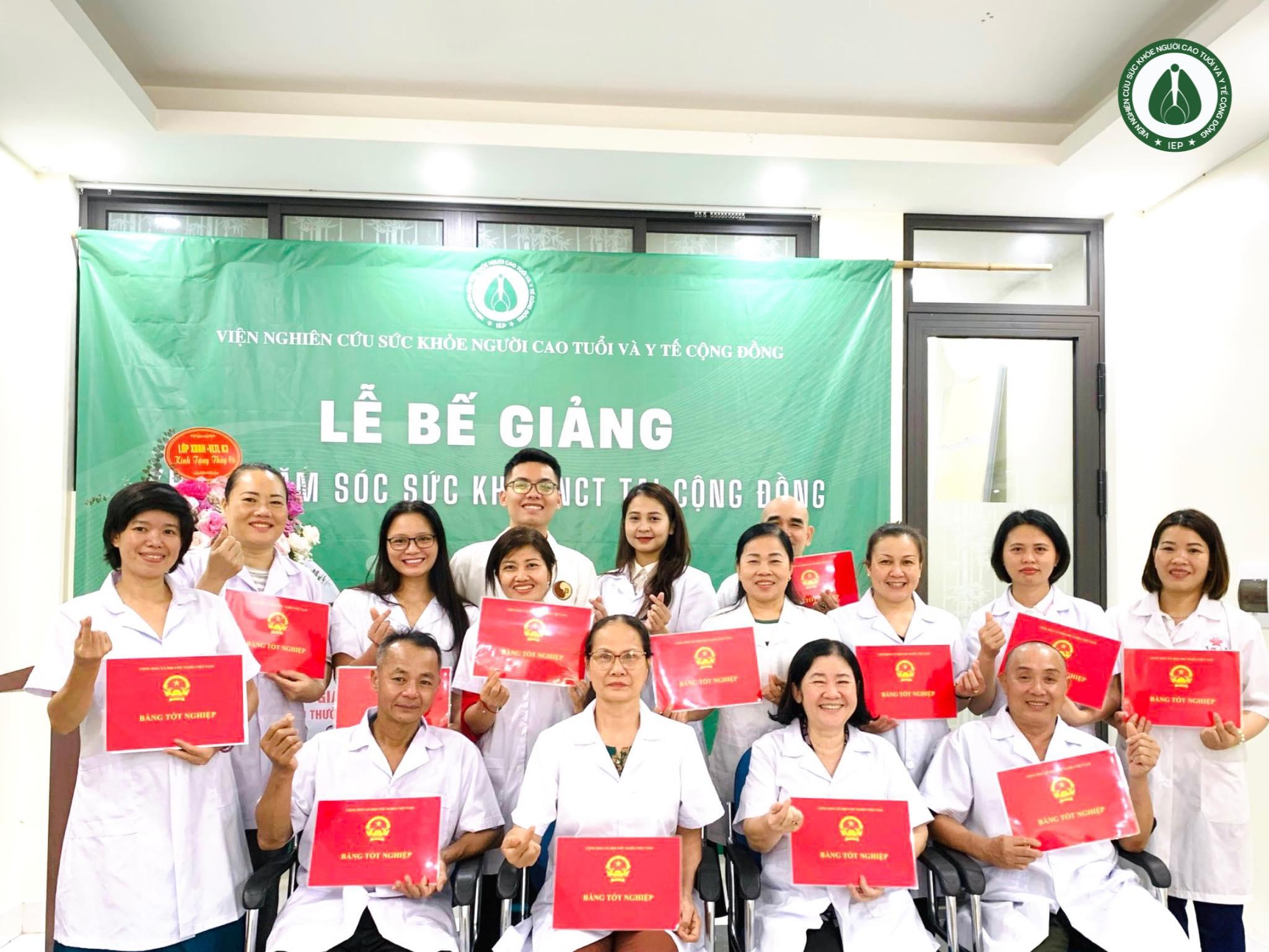 BẾ GIẢNG LỚP "CHĂM SÓC SỨC KHOẺ NGƯỜI CAO TUỔI TẠI CỘNG ĐỒNG" KHOÁ I-2024